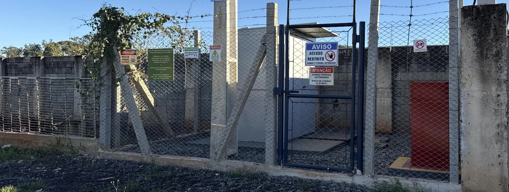 Perímetro com acesso restrito e sinalização de segurança da operação