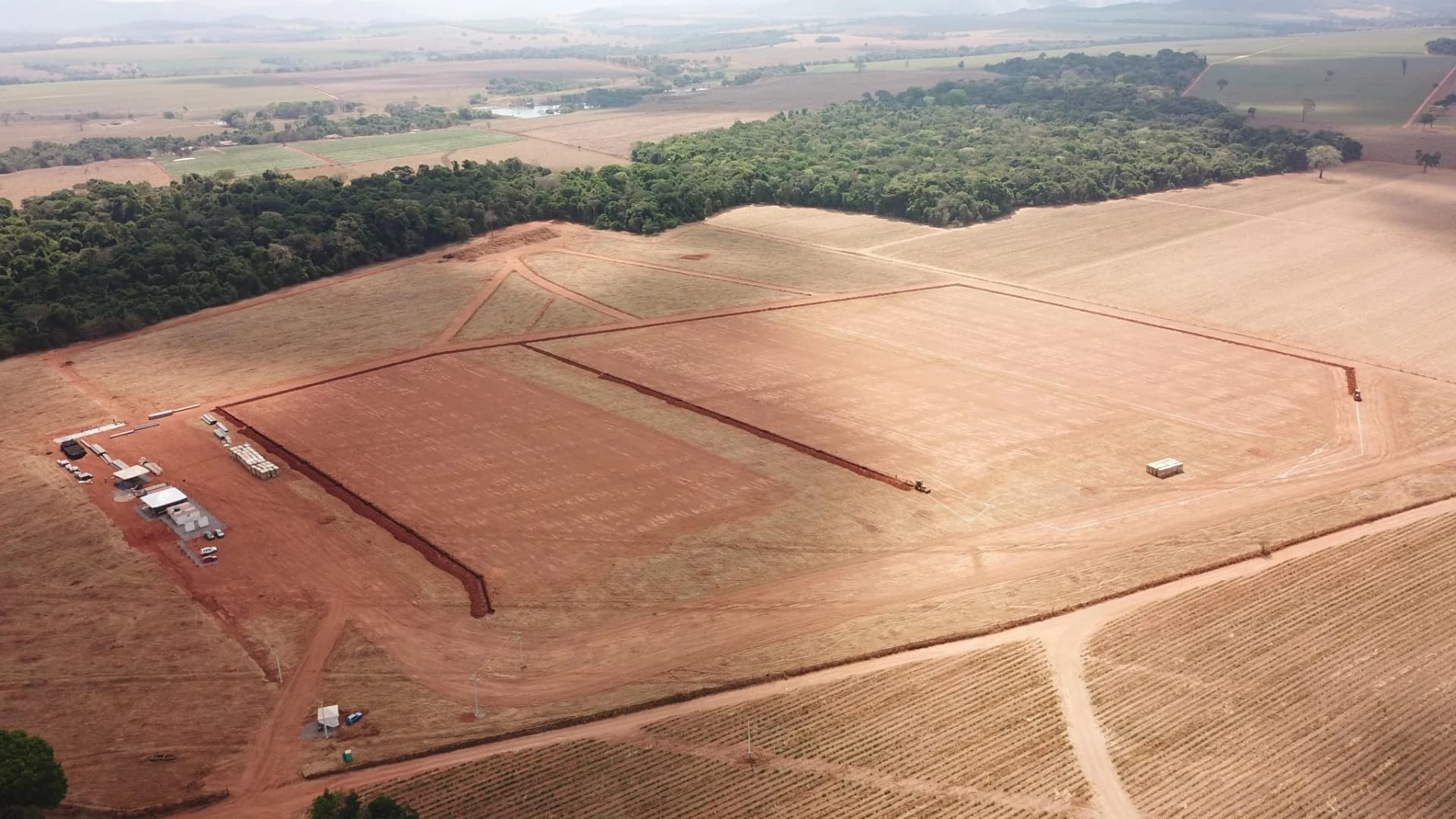 Vista aérea da área da UFV Itapaci durante a fase de implantação